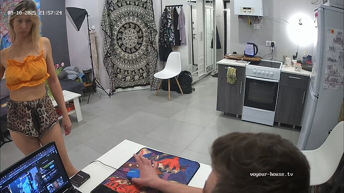 Ashampoo_Snap_lundi 10 mars 2025_19h57m50s_004_Kitchen camera at Almira reallifecam apartment at Voyeur House TV (cam11) - Google Chrome
