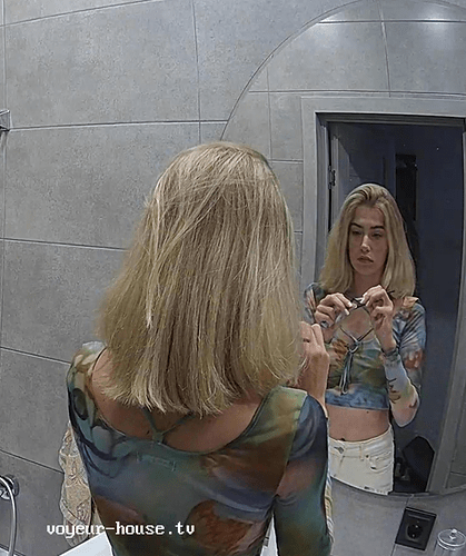 Screenshot 2023-05-28 at 10-35-58 Guest bedroom camera at Sophia Elon Claudia reallifecam apartment at Voyeur House TV (cam110)