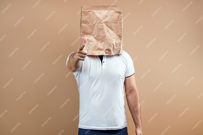 mannen-zetten-een-papieren-zak-op-hun-hoofd-wijzen-met-de-vinger-naar-jou-isoleer-op-gele-achtergrond-afbeeldingen-zijn-gemakkelijk-bij-te-snijden-voor-gebruik-overal-kopieer-ruimte_99433-6587