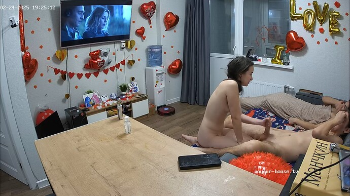 Ashampoo_Snap_lundi 24 février 2025_17h25m36s_002_Living room camera at Raslan & Ballerina reallifecam apartment at Voyeur House TV (cam13) - Google Chrome