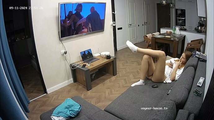 Ashampoo_Snap_mercredi 11 septembre 2024_19h52m6s_002_Living room camera at Marianthi & Magni reallifecam apartment at Voyeur House TV (cam13) - Google Chrome