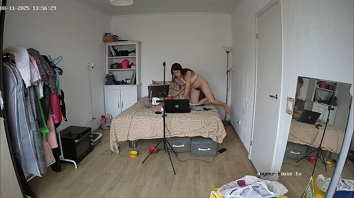 Ashampoo_Snap_lundi 11 août 2025_12h57m8s_009_Bedroom camera at Bonya & Clavdiy reallifecam apartment at Voyeur House TV (cam17) - Google Chrome
