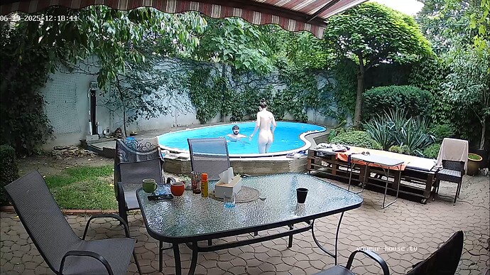 Ashampoo_Snap_jeudi 19 juin 2025_12h19m10s_002_Pool camera at Mabel & Dipper, Danildo & Kamila reallifecam apartment at Voyeur House TV (cam121) - Google Chrome