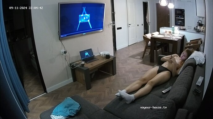 Ashampoo_Snap_mercredi 11 septembre 2024_20h5m20s_003_Living room camera at Marianthi & Magni reallifecam apartment at Voyeur House TV (cam13) - Google Chrome