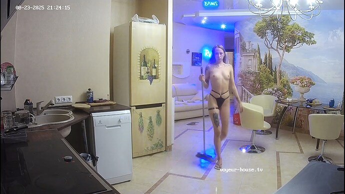 Adel-20250823-5
