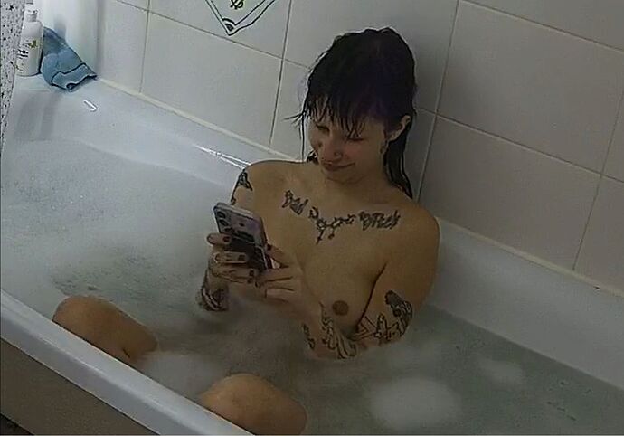 Jessie_261011_smile_bathtub_@_Lolla_Jessie_realm177_01