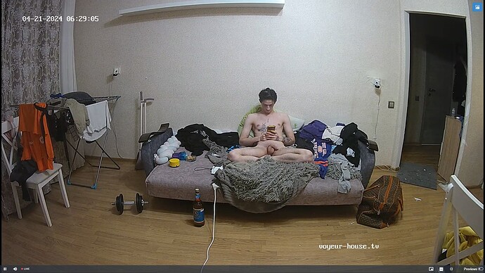 Ashampoo_Snap_dimanche 21 avril 2024_1h29m42s_090_Living room camera at Tristan reallifecam apartment at Voyeur House TV (cam14) - Google Chrome