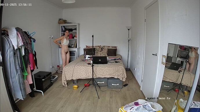 Ashampoo_Snap_lundi 11 août 2025_12h56m50s_008_Bedroom camera at Bonya & Clavdiy reallifecam apartment at Voyeur House TV (cam17) - Google Chrome
