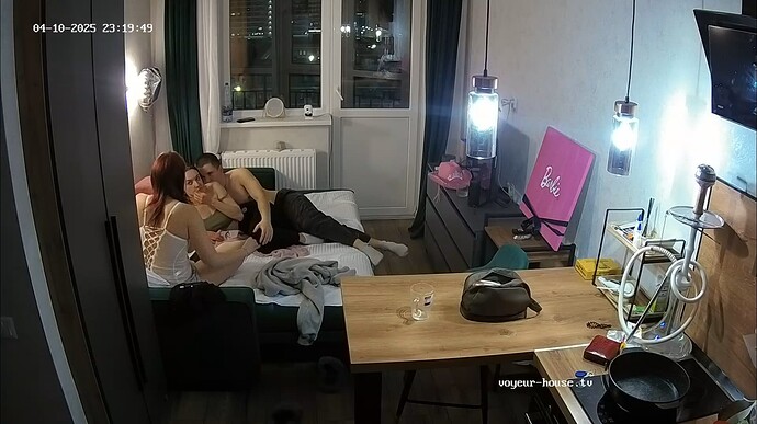 Ashampoo_Snap_jeudi 10 avril 2025_22h20m30s_004_Living room camera at Swera reallifecam apartment at Voyeur House TV (cam13) - Google Chrome