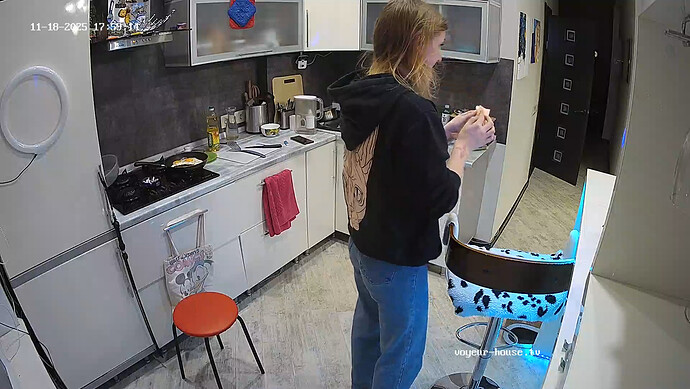 realm64-cam12-1763478303