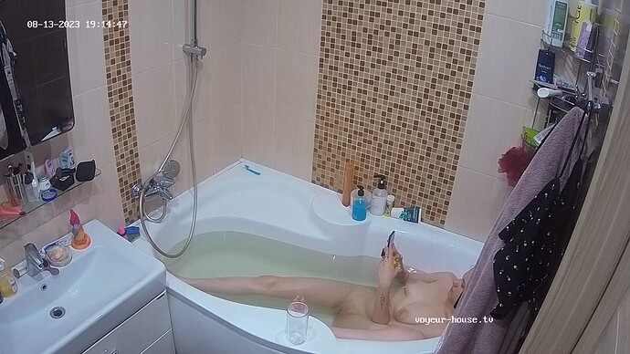 Chyna_230813_singing_bathtub_@_A&G_realm62-cam110-1691978782
