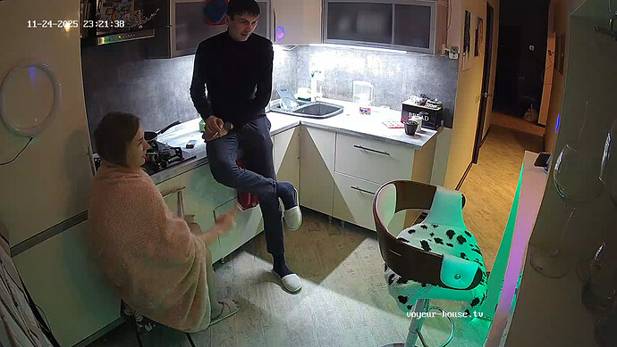 realm64-cam12-1764015740