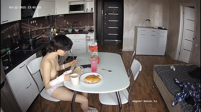 Ashampoo_Snap_samedi 22 mars 2025_11h5m48s_001_Kitchen camera at Tea reallifecam apartment at Voyeur House TV (cam12) - Google Chrome
