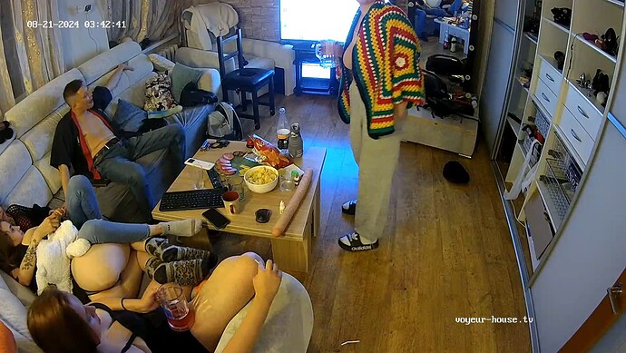 Carolyn_240821_Wendyfriend_Wendy_butt_Jutta_Carolynfriend_livingroom_@_Henry_realm18-cam14-1724201002