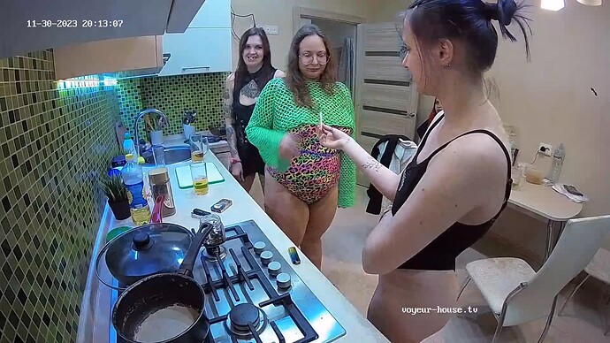 Chyna_231130_Alida_Nerina_Julia_girlsnight_@_N&J_realm62-cam11-1701365996