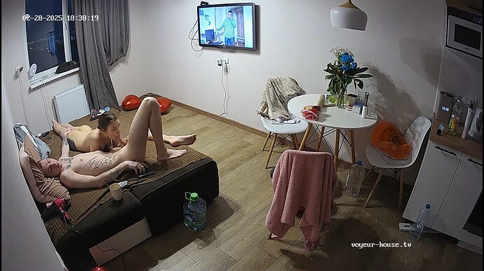 Ashampoo_Snap_vendredi 28 février 2025_16h38m59s_001_Living room camera at Medea reallifecam apartment at Voyeur House TV (cam13) - Google Chrome