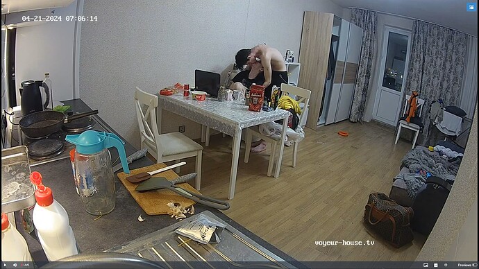 Ashampoo_Snap_dimanche 21 avril 2024_2h6m52s_101_Kitchen camera at Tristan reallifecam apartment at Voyeur House TV (cam11) - Google Chrome
