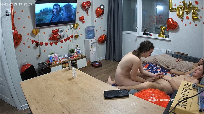 Ashampoo_Snap_lundi 24 février 2025_17h26m21s_003_Living room camera at Raslan & Ballerina reallifecam apartment at Voyeur House TV (cam13) - Google Chrome