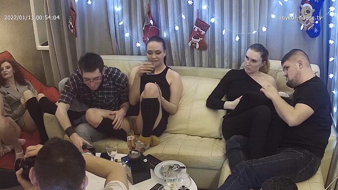 Elisha_220113_pussy_couch_@_M&H_partybunch_realm18-cam13-1696299783