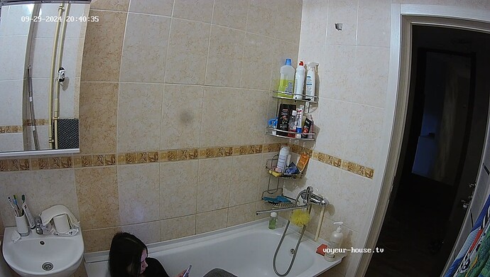 realm69-cam18-1727628108