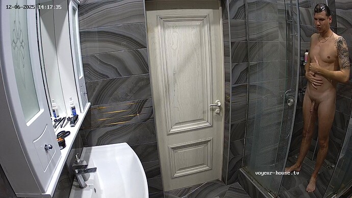 realm126-cam113-1765021686