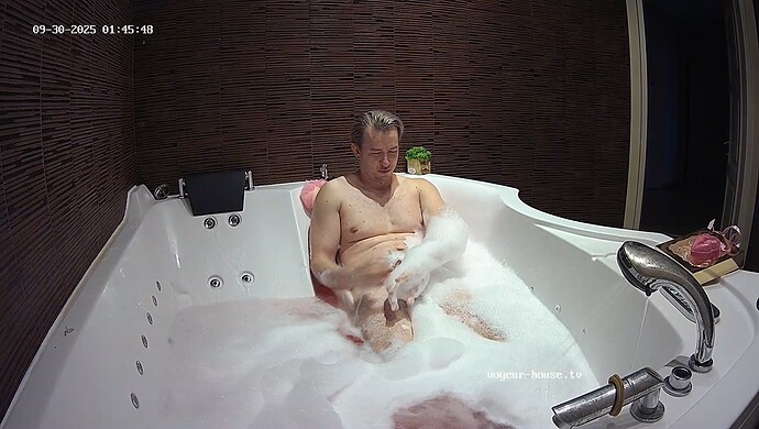 realm8-cam114-1759185984