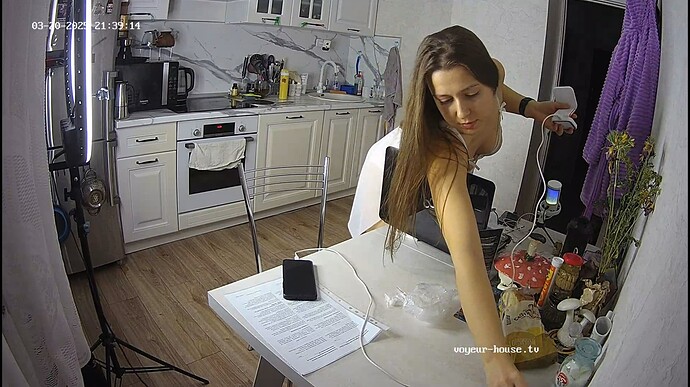 Ashampoo_Snap_jeudi 20 mars 2025_19h39m38s_001_Kitchen camera at Camille reallifecam apartment at Voyeur House TV (cam12) - Google Chrome