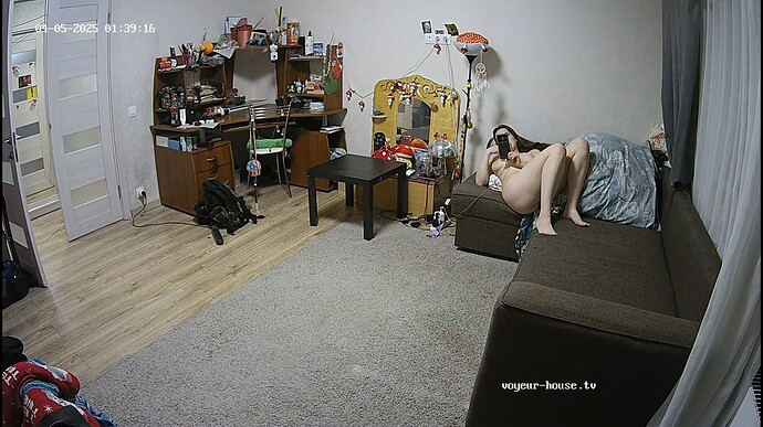 Ashampoo_Snap_samedi 5 avril 2025_0h39m39s_033_Living room camera at Camille reallifecam apartment at Voyeur House TV (cam15) - Google Chrome