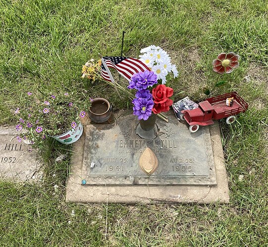 Grave_of_Emmett_Louis_Till_(1941–1955)_at_Burr_Oak_Cemetery