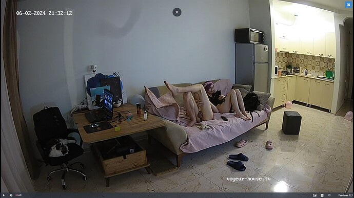 Ashampoo_Snap_dimanche 2 juin 2024_19h32m52s_009_Living room camera at Inira & Unuk reallifecam apartment at Voyeur House TV (cam13) - Google Chrome