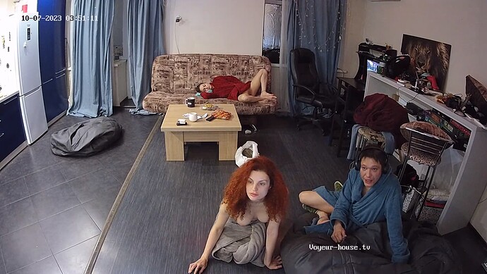 Giana_231007_s___ping_couch_@_Henry_open_pussy_realm18-cam13-1696639905