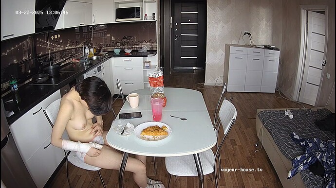 Ashampoo_Snap_samedi 22 mars 2025_11h7m15s_003_Kitchen camera at Tea reallifecam apartment at Voyeur House TV (cam12) - Google Chrome