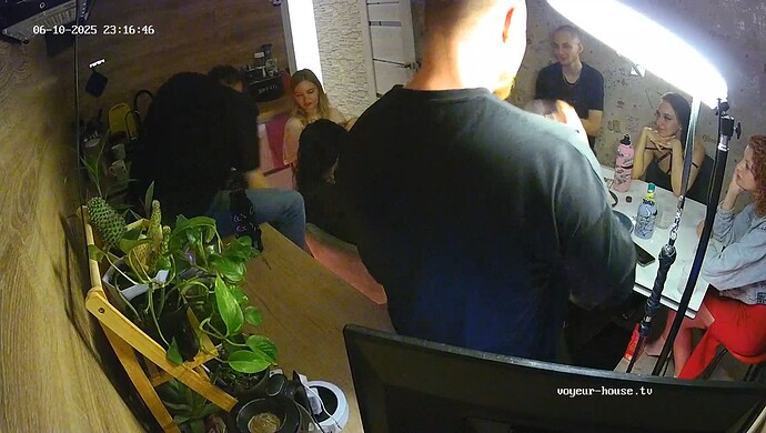 realm64-cam12-1749586664