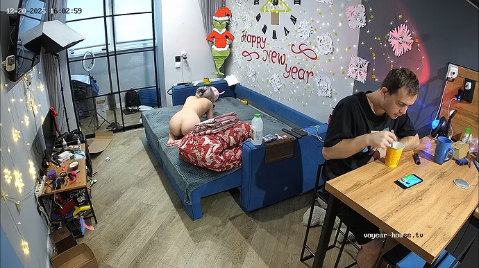Ashampoo_Snap_samedi 20 décembre 2025_14h3m35s_001_Living room camera at Rosy & Aleks reallifecam apartment at Voyeur House TV (cam13) - Google Chrome