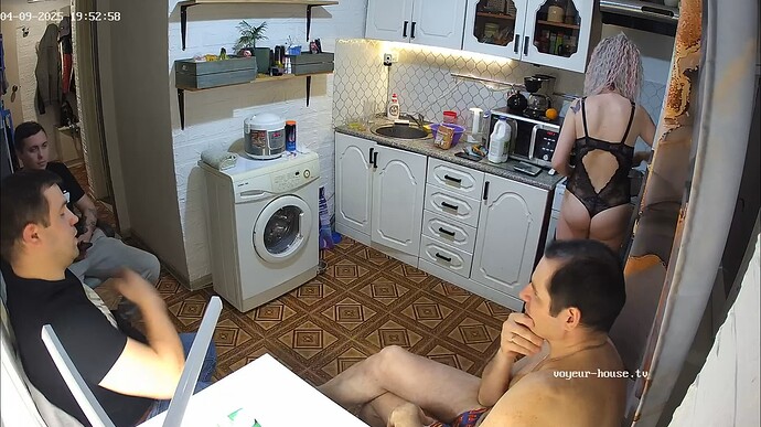 Ashampoo_Snap_mercredi 9 avril 2025_18h53m38s_004_Kitchen camera at Mariarty & Fairy, Teanna & Ronin reallifecam apartment at Voyeur House TV (cam11) - Google Chrome