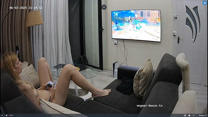 Ashampoo_Snap_lundi 3 juin 2024_19h18m28s_063_Living room camera at Alleria reallifecam apartment at Voyeur House TV (cam13) - Google Chrome