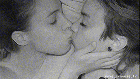 eldora libra kissing 1