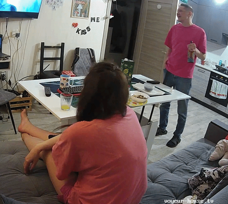 20260525_GiF_1280_crop_Shana_kiss_Henry_livingroom_@_Henry