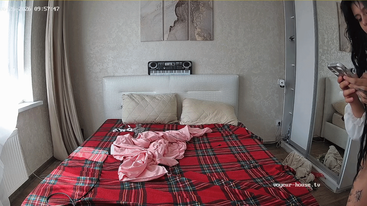 20260626_0957_GiF_1280_Draca_pussy_bedroom_@_Draca