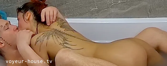 draca kissing in the tub