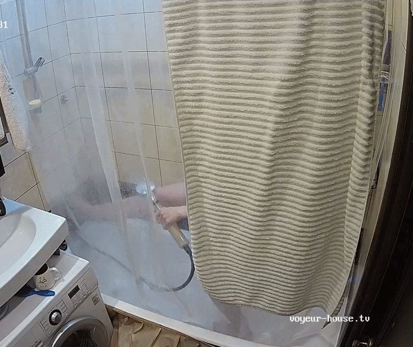 20260601_2259_GiF_1280_crop_Hidy_shower_@Ubaldo&_Bo