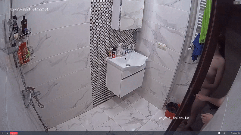 Gabi_scares_Arina_to_death_in_shower_@_E&R